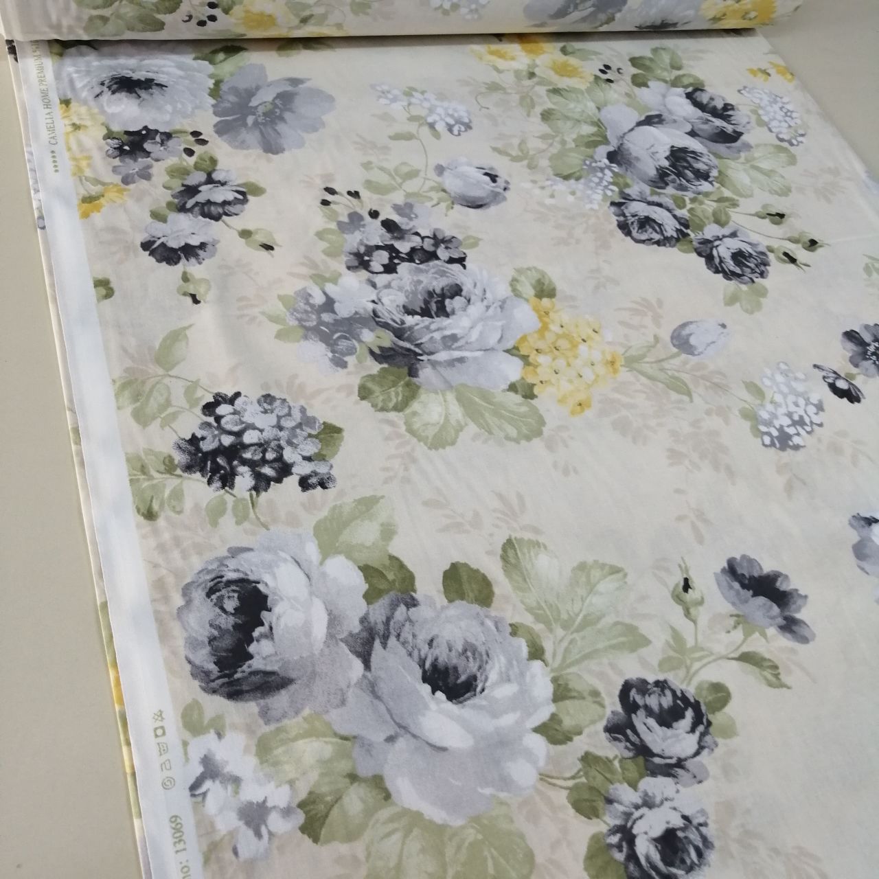 Koyu Zemin Soft Güller gri