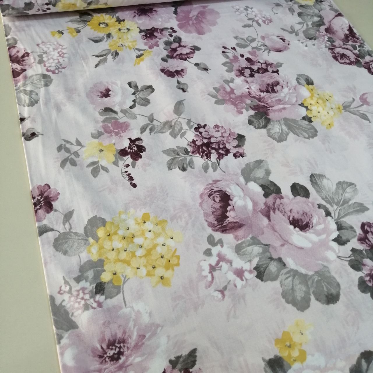 Koyu Zemin Soft Güller mor