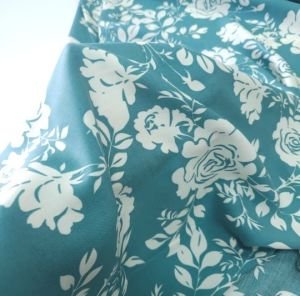 Krem Güller Viskon Kumaş yeşil