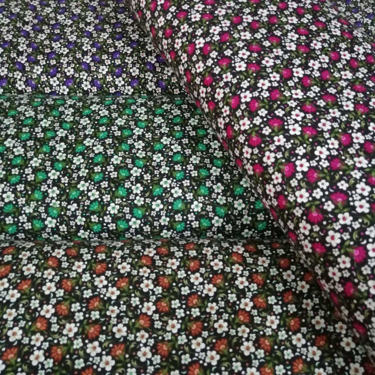 Kibar Çiçekler Divitin Pazen Kumaş